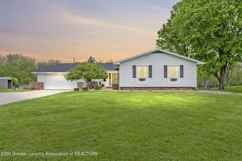 6606 Old River Trl, Lansing, MI 48917