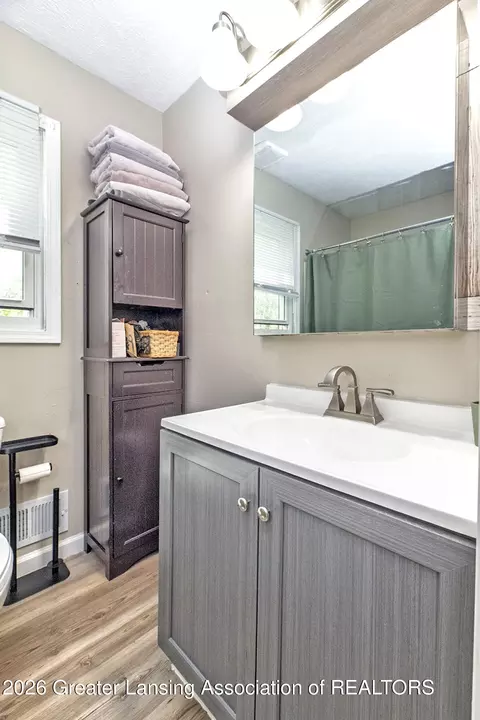 Bath - 911 Elmwood St, Dewitt, MI 48820 photo 1 of 3