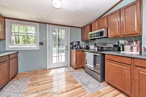 Kitchen - 911 Elmwood St, Dewitt, MI 48820 photo 2 of 2