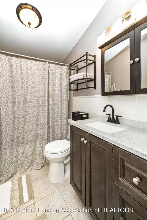 Bath - 911 Elmwood St, Dewitt, MI 48820 photo 3 of 3