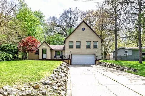 911 Elmwood St, Dewitt, MI 48820