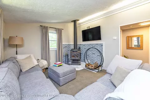 Living - 911 Elmwood St, Dewitt, MI 48820 photo 1 of 2