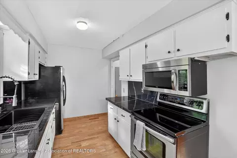 Kitchen - 6062 Beechwood Dr, Haslett, MI 48840 photo 2 of 4