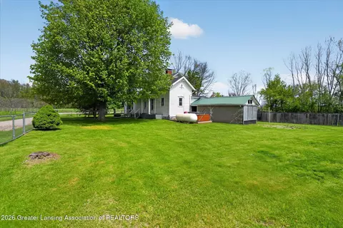 Exterior - 8843 Bunkerhill Rd, Jackson, MI 49201 photo 2 of 8
