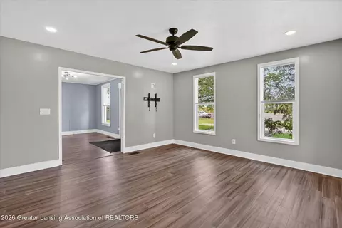 Living - 8843 Bunkerhill Rd, Jackson, MI 49201 photo 3 of 4