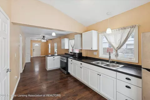 Entry Way - 320 E Hodge Ave, Lansing, MI 48910 photo 2 of 2