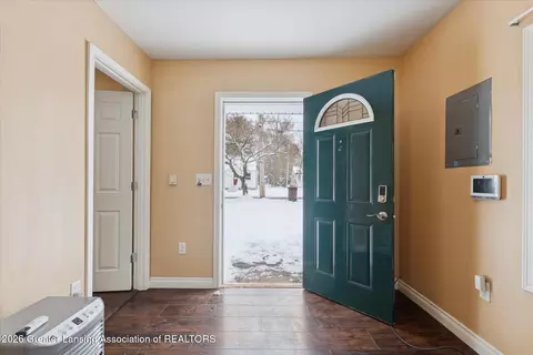 Entry Way - 320 E Hodge Ave, Lansing, MI 48910 photo 1 of 2