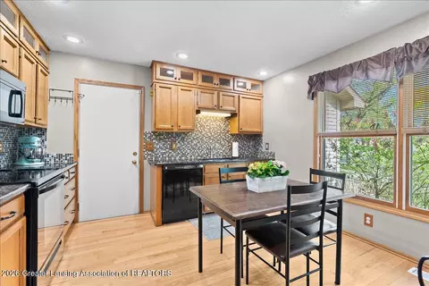 Kitchen - 611 Dartmouth Dr, Dewitt, MI 48820 photo 2 of 3