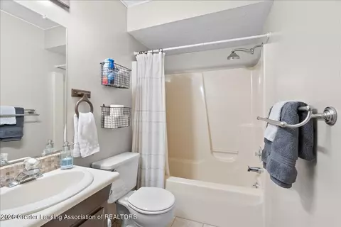 Bath - 611 Dartmouth Dr, Dewitt, MI 48820 photo 2 of 3