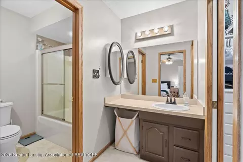 Bath - 611 Dartmouth Dr, Dewitt, MI 48820 photo 1 of 3