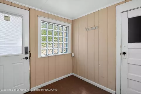 Entry Way - 702 E Cavanaugh Rd, Lansing, MI 48910 photo 7 of 7