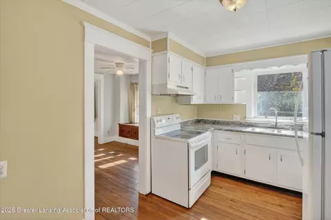 Entry Way - 702 E Cavanaugh Rd, Lansing, MI 48910 photo 3 of 7