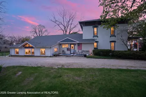 812 N Clinton St, Grand Ledge, MI 48837