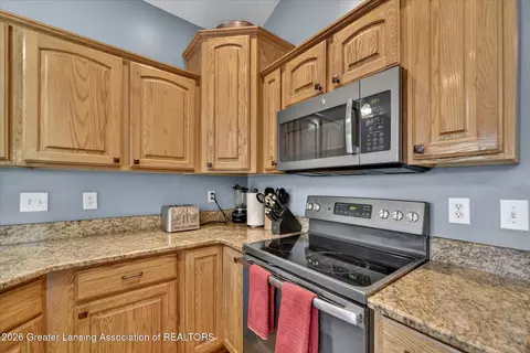 Kitchen - 5553 Wild Iris, Haslett, MI 48840 photo 2 of 5