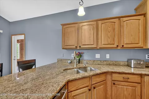 Kitchen - 5553 Wild Iris, Haslett, MI 48840 photo 4 of 5