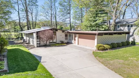 2705 Woodview Dr, Lansing, MI 48911