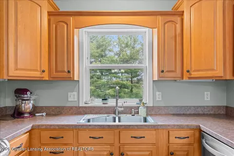 Kitchen - 4995 W Cutler Rd, Dewitt, MI 48820 photo 4 of 5