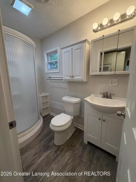 Bath - 526 Clyde St, Owosso, MI 48867 photo 1 of 2