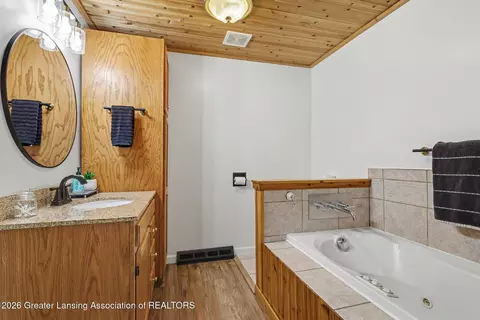 Bath - 2426 E Colony Rd, Saint Johns, MI 48879 photo 2 of 3