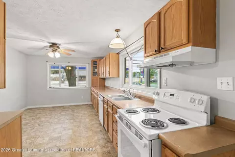 Kitchen - 710 W State St, Saint Johns, MI 48879 photo 4 of 4
