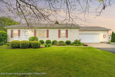9215 S Clinton Trl, Eaton Rapids, MI 48827