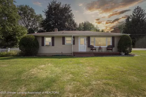 1517 N Primrose Ln, Dewitt, MI 48820