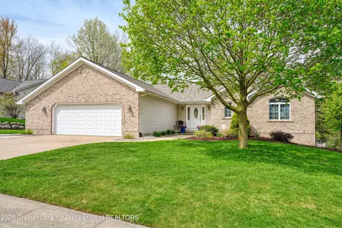 802 Woodbury Dr, Grand Ledge, MI 48837