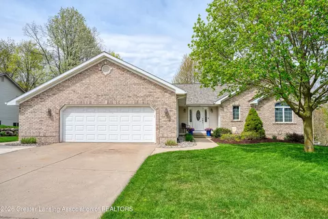802 Woodbury Dr, Grand Ledge, MI 48837