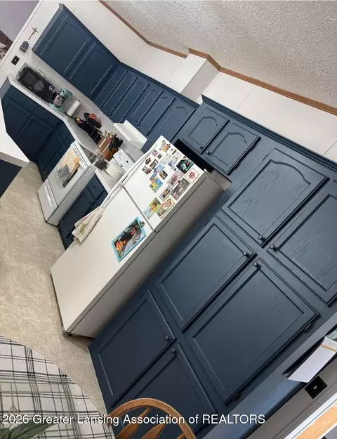 Kitchen - 13693 Hawaii Ave, Eagle, MI 48822 photo 2 of 3