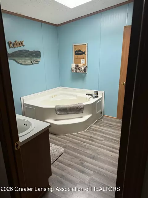 Bath - 13693 Hawaii Ave, Eagle, MI 48822 photo 1 of 2