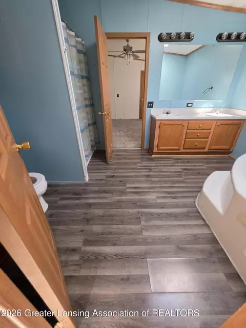 Bath - 13693 Hawaii Ave, Eagle, MI 48822 photo 2 of 3