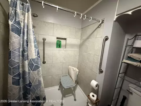 Bath - 5720 W Sargent Rd, Gladwin, MI 48624 photo 2 of 2