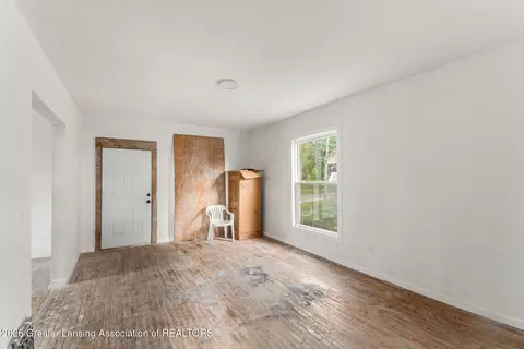 Living - 1215 Chittock Ave, Jackson, MI 49203 photo 1 of 2