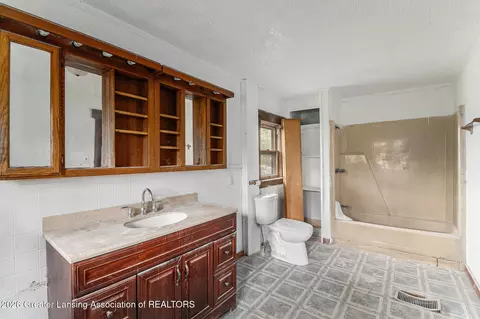 Bath - 1215 Chittock Ave, Jackson, MI 49203 photo 1 of 1
