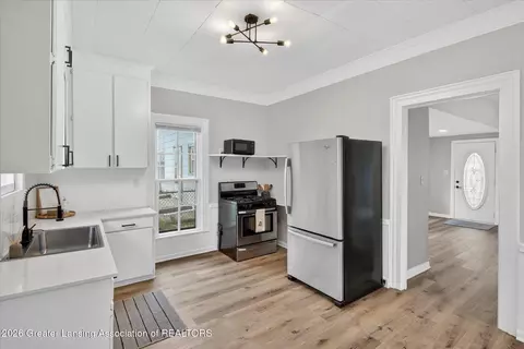 Entry Way - 513 N Waterloo Ave, Jackson, MI 49201 photo 5 of 9