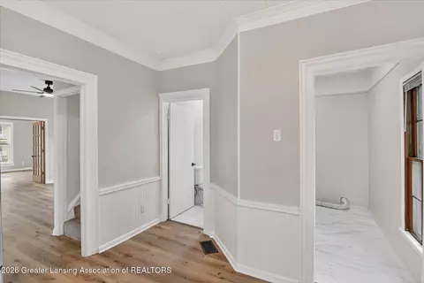 Entry Way - 513 N Waterloo Ave, Jackson, MI 49201 photo 7 of 9