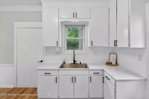 Kitchen - 513 N Waterloo Ave, Jackson, MI 49201 photo 2 of 3