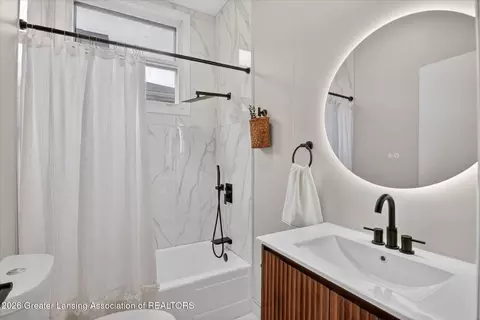 Bath - 513 N Waterloo Ave, Jackson, MI 49201 photo 2 of 2
