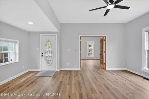 Entry Way - 513 N Waterloo Ave, Jackson, MI 49201 photo 2 of 9
