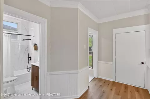 Entry Way - 513 N Waterloo Ave, Jackson, MI 49201 photo 6 of 9