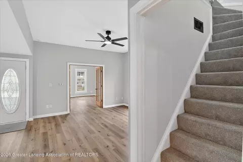 Entry Way - 513 N Waterloo Ave, Jackson, MI 49201 photo 4 of 9