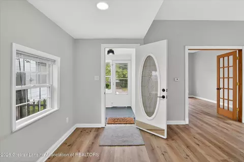 Entry Way - 513 N Waterloo Ave, Jackson, MI 49201 photo 1 of 9