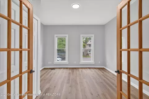 Entry Way - 513 N Waterloo Ave, Jackson, MI 49201 photo 3 of 9