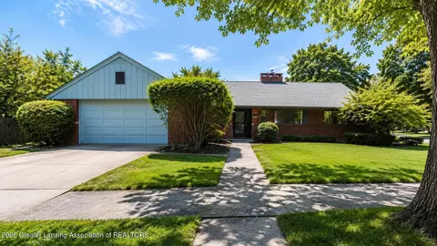 825 Oakwood Dr, East Lansing, MI 48823