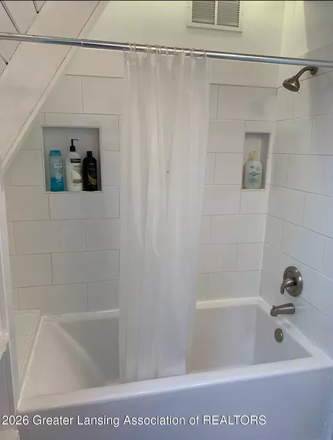 Bath - 15080 S Tallman Rd, Eagle, MI 48822 photo 1 of 5