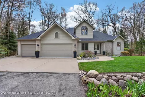 2560 N Ashwood Pass, Midland, MI 48642