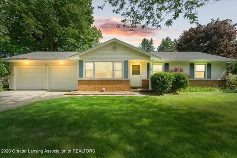 4054 S Pine Dell Dr, Lansing, MI 48911