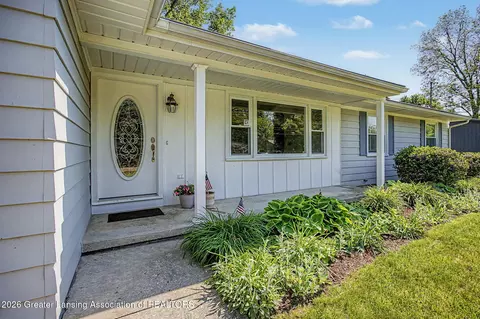 4039 N Pine Dell Dr, Lansing, MI 48911