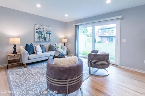 1104 Washington Cir, Northville, MI 48167