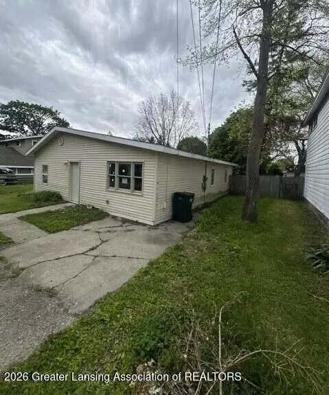 1020 R G Curtiss Ave, Lansing, MI 48911